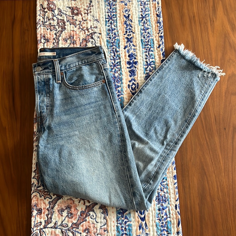 Levi’s premium wedgie frayed hem jeans size 27